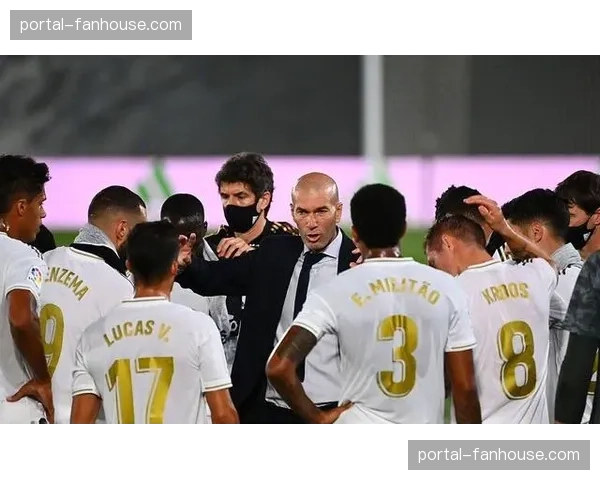 皇马内部画面显示库尔图瓦先触球，VAR改判点球引争议