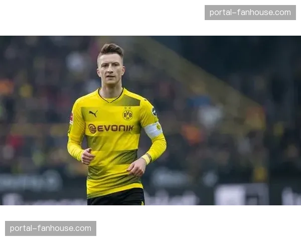 特写：老将罗伊斯在训练后加练任意球，合同即将到期未来成疑