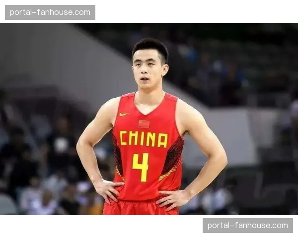 沈阳主场球迷高唱《真心英雄》，致敬带伤坚持的赵继伟